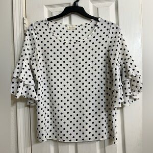 Face kisses women’s polka dots top